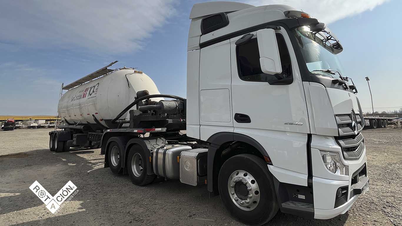 Tractocamión y semirremolque silo en una operación de transporte